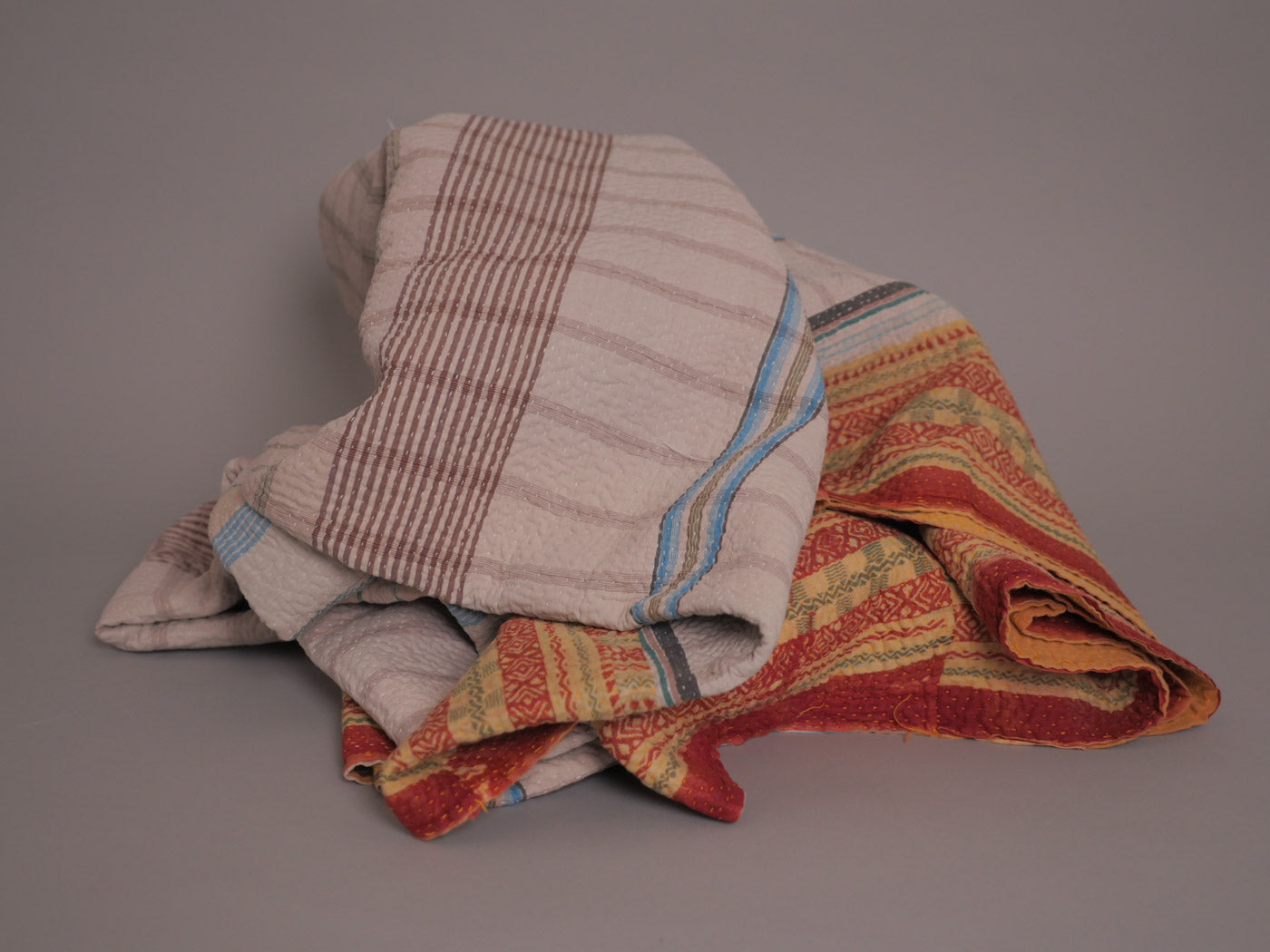 Couvre-lit Kantha Vintage en Coton Recyclé  No.128 "Greylungi" Image secondaire du produit