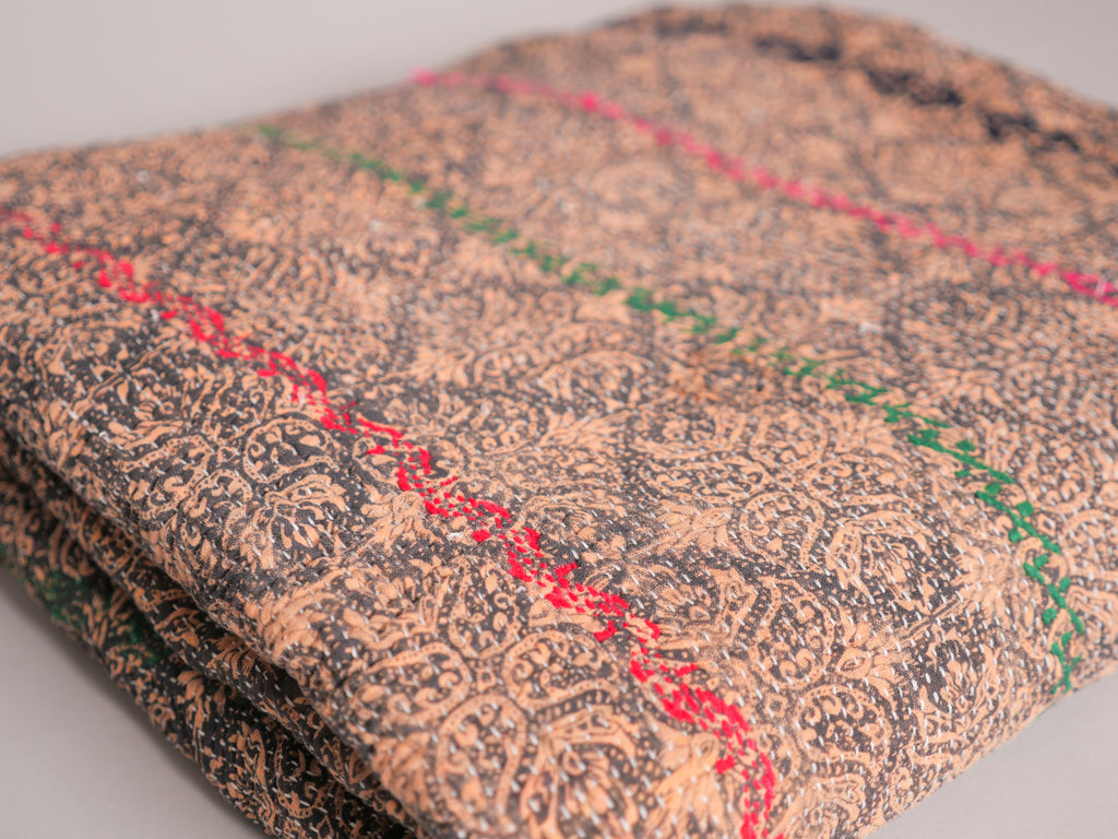 Kantha sari couvre-lit  "Shadow flowers" coton recyclé brodé à la main