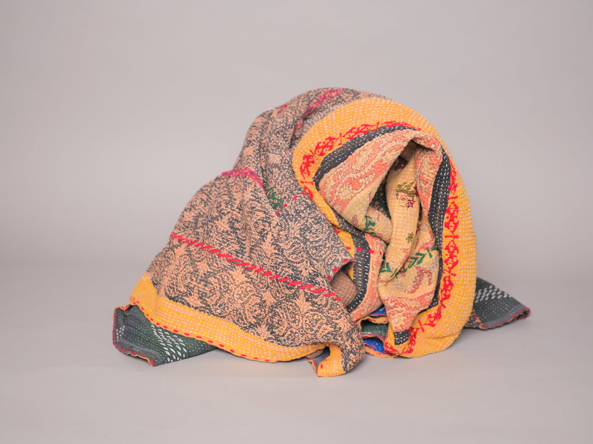 Kantha sari couvre-lit  "Shadow flowers" coton recyclé brodé à la main