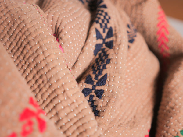 Kantha sari couvre-lit  "Shadow flowers" coton recyclé brodé à la main