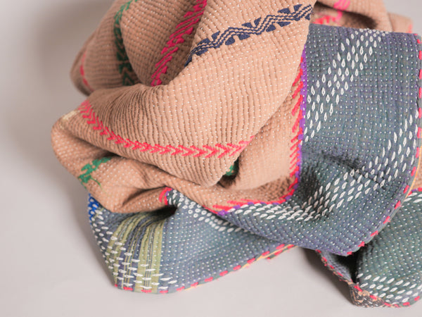Kantha sari couvre-lit  "Shadow flowers" coton recyclé brodé à la main