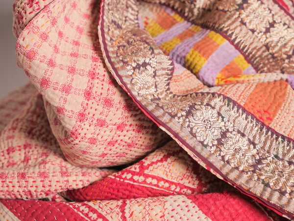 Kantha sari couvre-lit  "Graphic Violet" coton recyclé brodé à la main