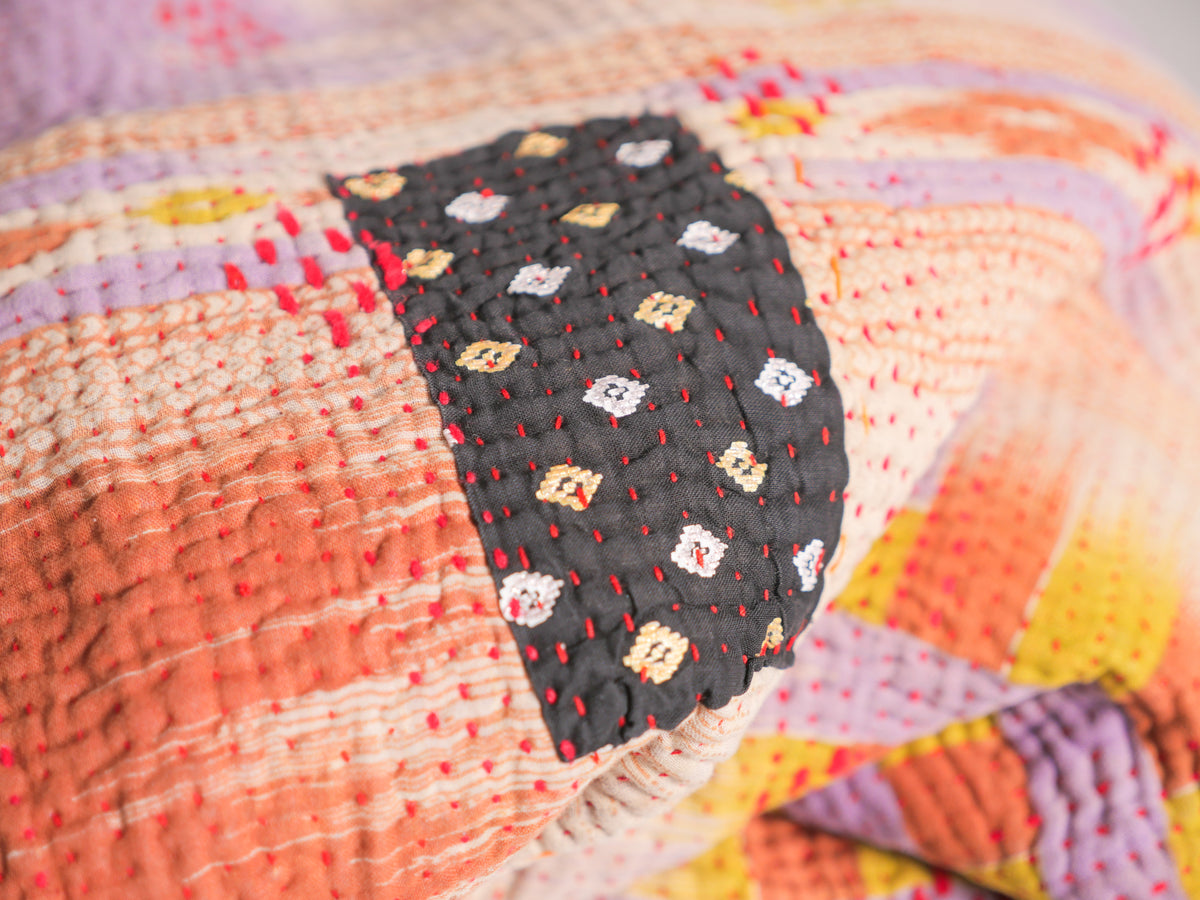 Kantha sari couvre-lit  "Graphic Violet" coton recyclé brodé à la main