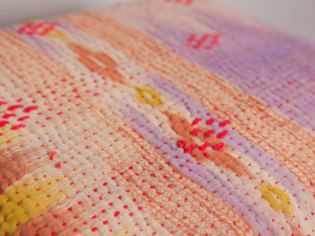 Kantha sari couvre-lit  "Graphic Violet" coton recyclé brodé à la main