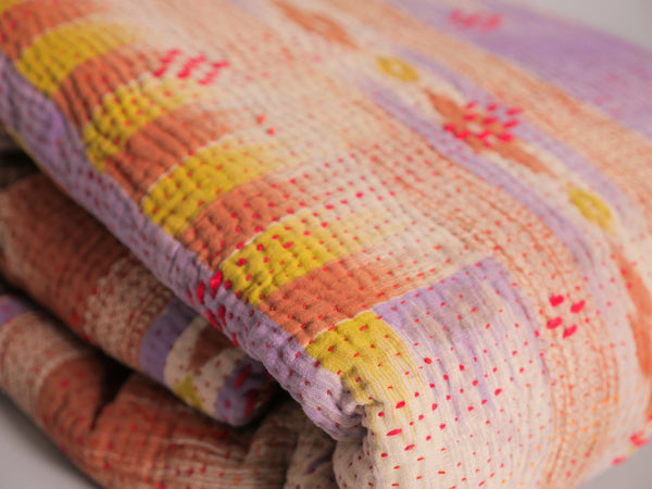 Kantha sari couvre-lit  "Graphic Violet" coton recyclé brodé à la main