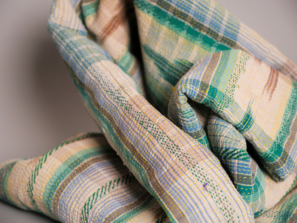 Kantha sari couvre-lit  "Ikat horizon"  coton recyclé brodé à la main