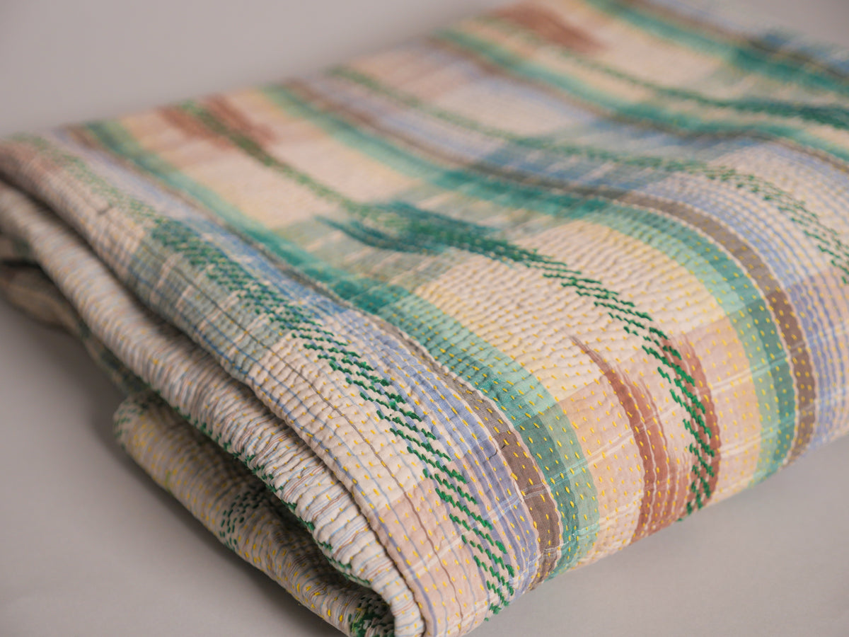 Kantha sari couvre-lit  "Ikat horizon"  coton recyclé brodé à la main