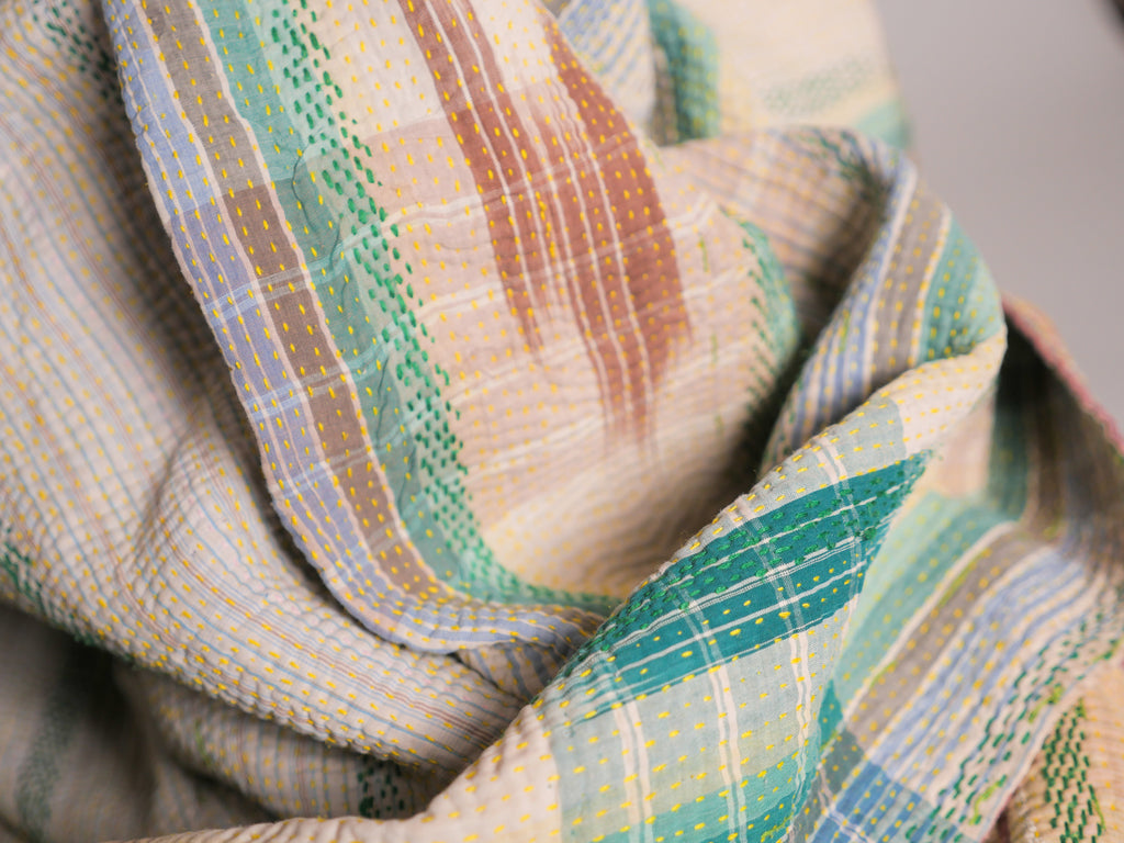 Kantha sari couvre-lit  "Ikat horizon"  coton recyclé brodé à la main