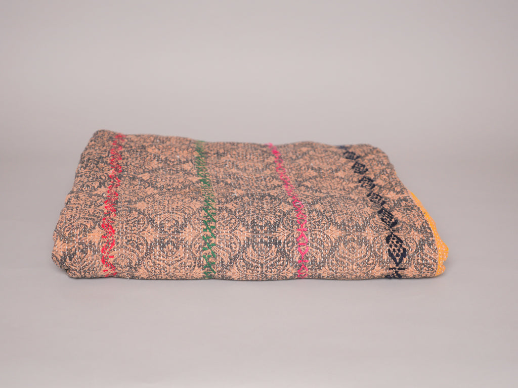 Kantha sari couvre-lit  "Shadow flowers" coton recyclé brodé à la main