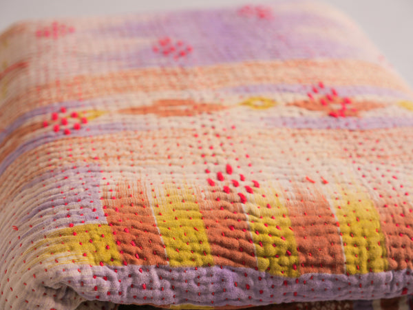 Kantha sari couvre-lit  "Graphic Violet" coton recyclé brodé à la main