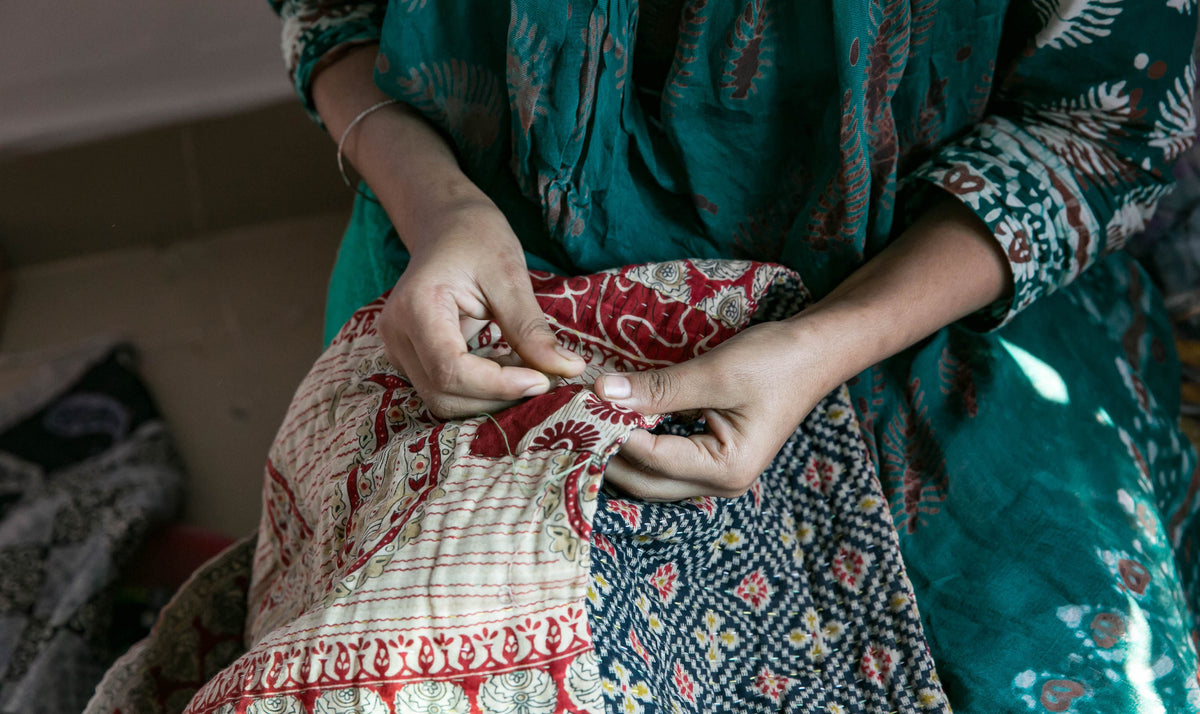 Kantha sari couvre-lit  No. 160 "Cottage Garden”,  coton recyclé brodé à la main