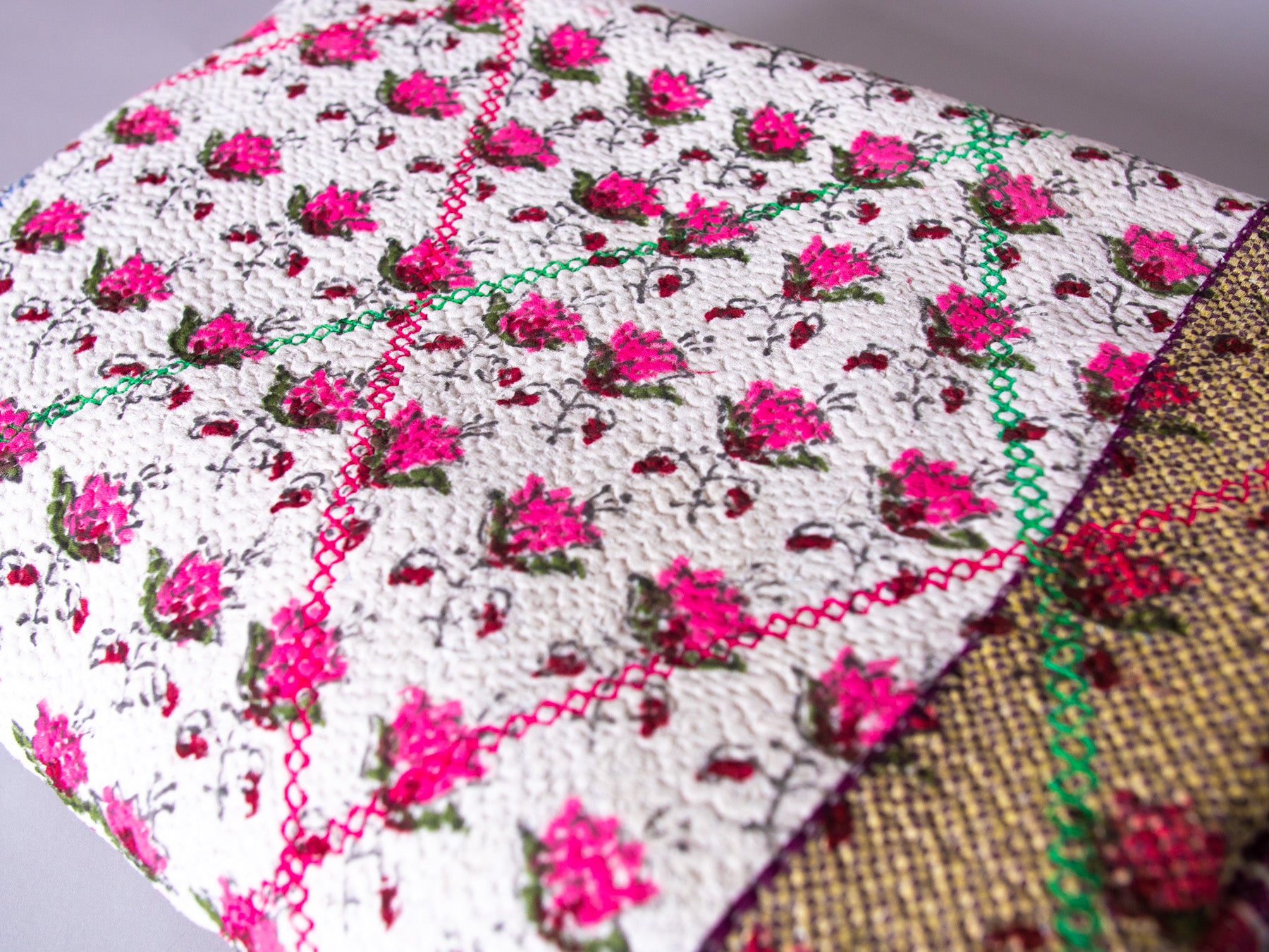 Kantha couvre lit motif champs de roses