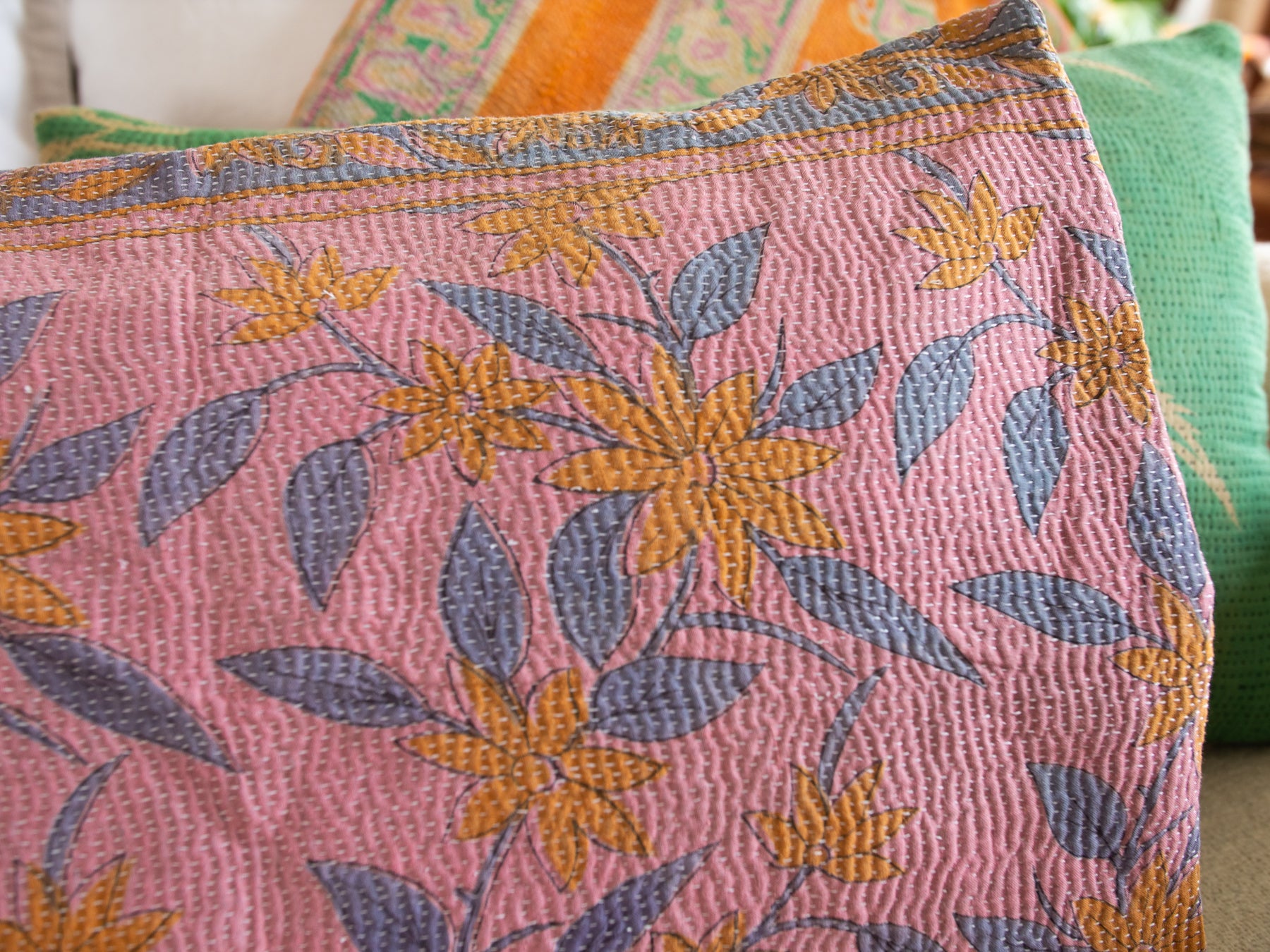 Violet Kantha Vintage housse de coussin Image secondaire du produit