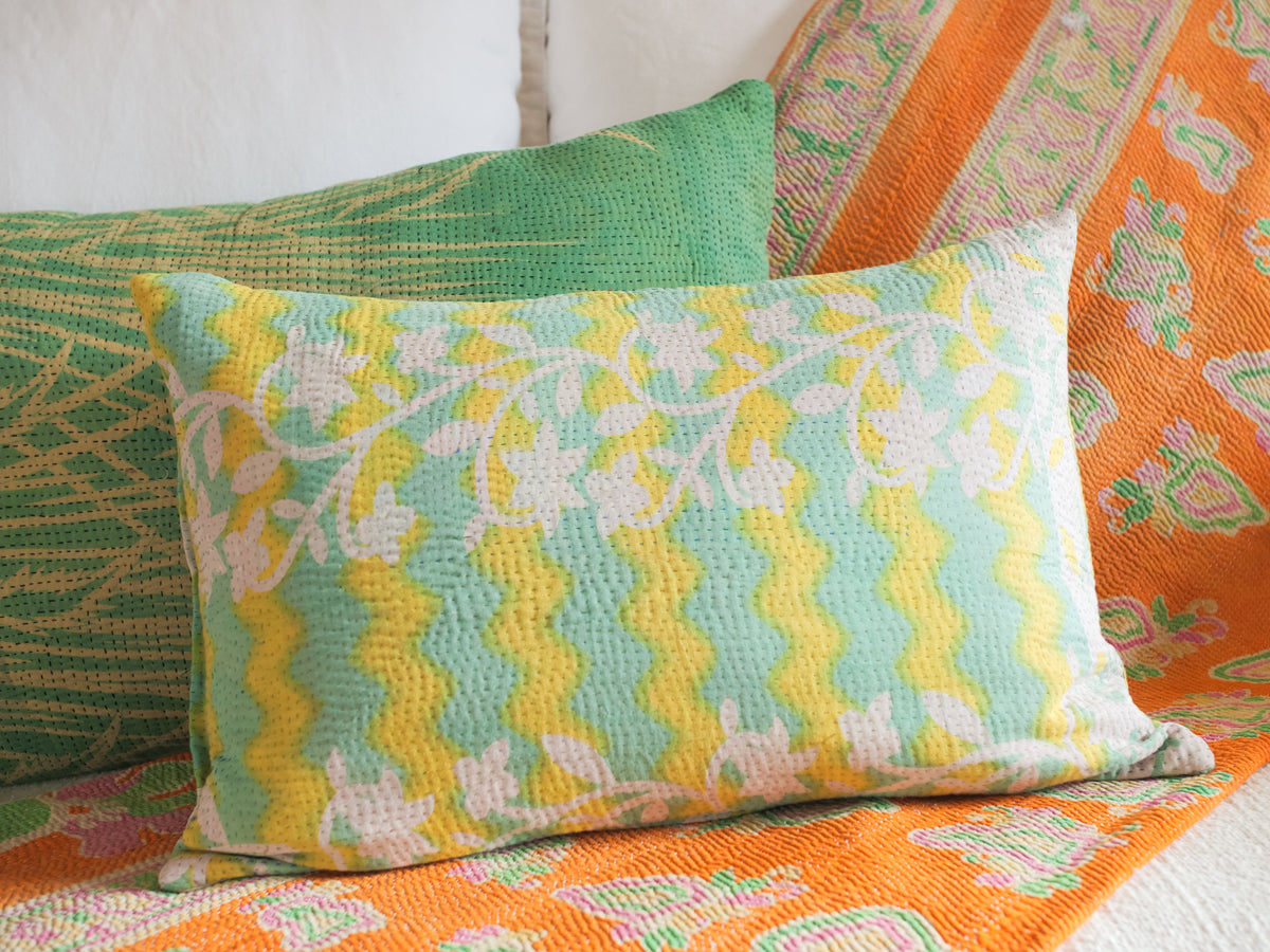 Housse de coussin kantha en saris recyclées Image principale du produit