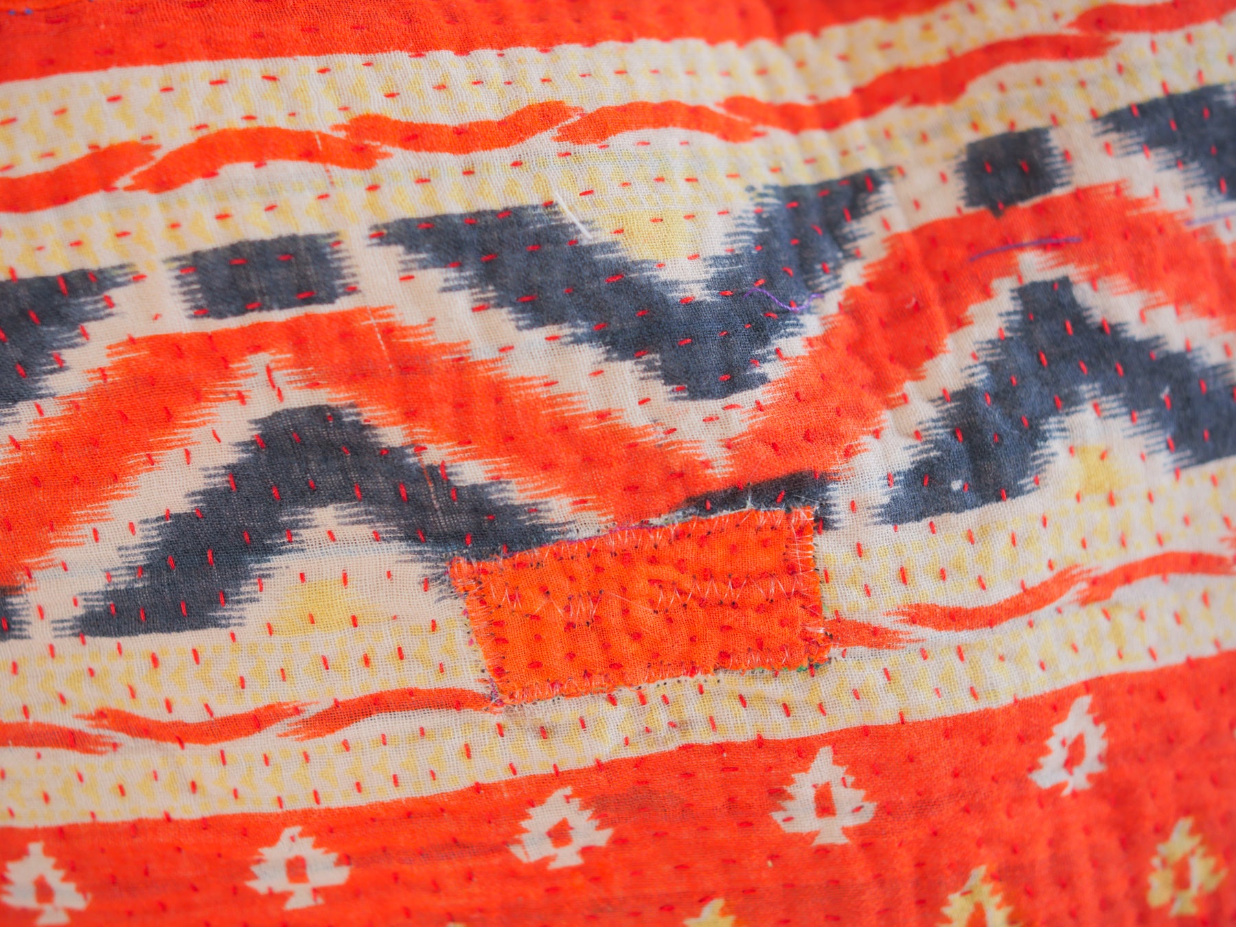 Poppy Fields, Kantha Vintage housse de coussin Image secondaire du produit