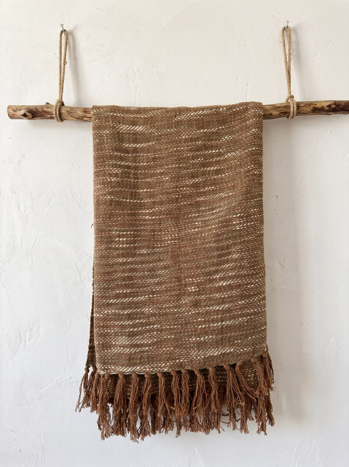 Plaid Artisanal Umber, Beige et Écru en Coton Tissé Main. 160 x 240 cm