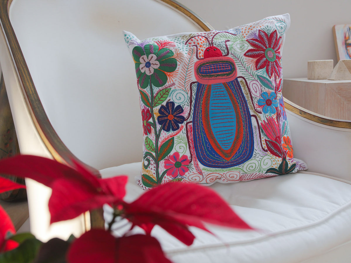 Coussin brodé main,  Royal Blue Bug