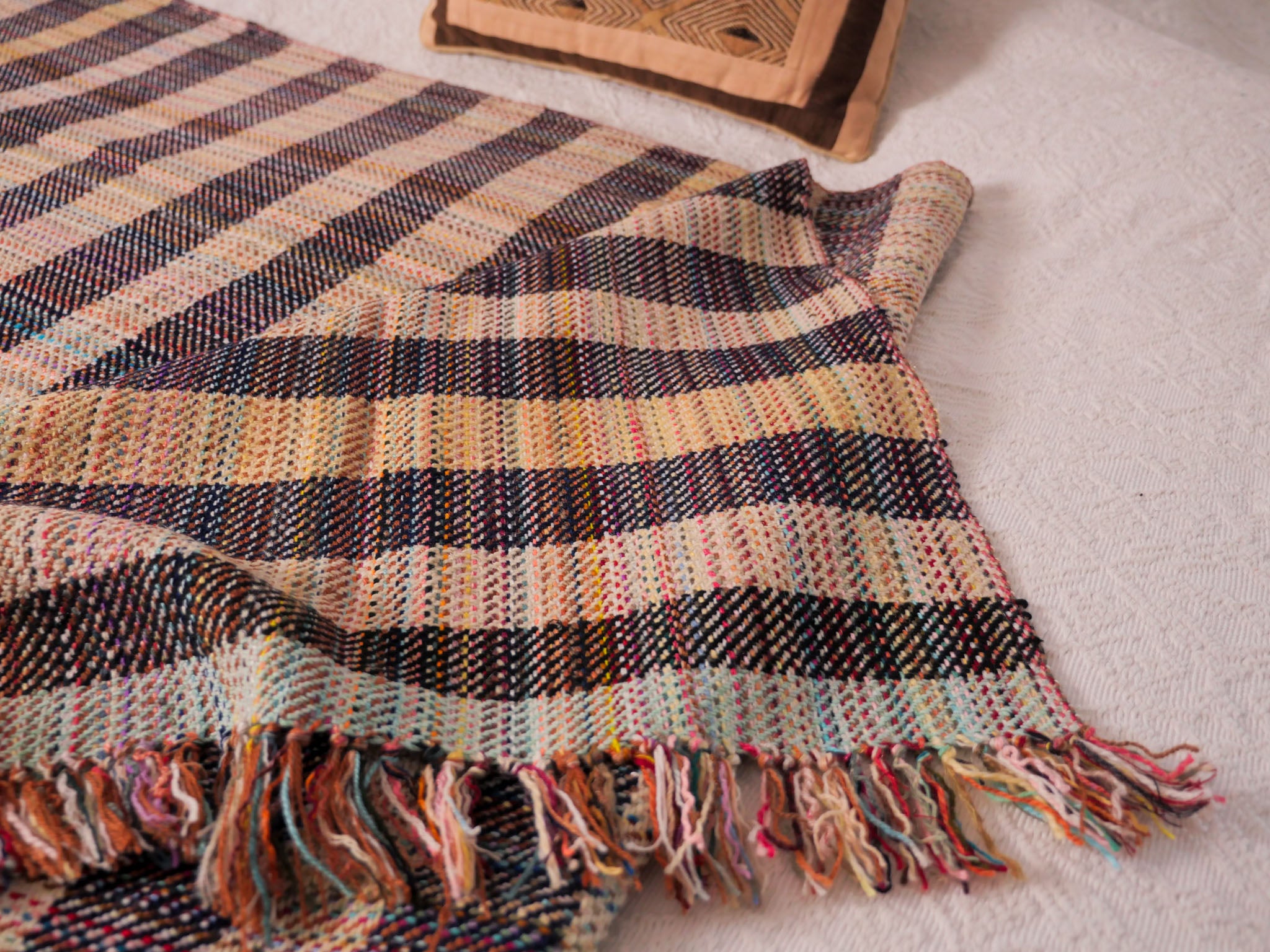 Plaid en laine recyclé tissé main.