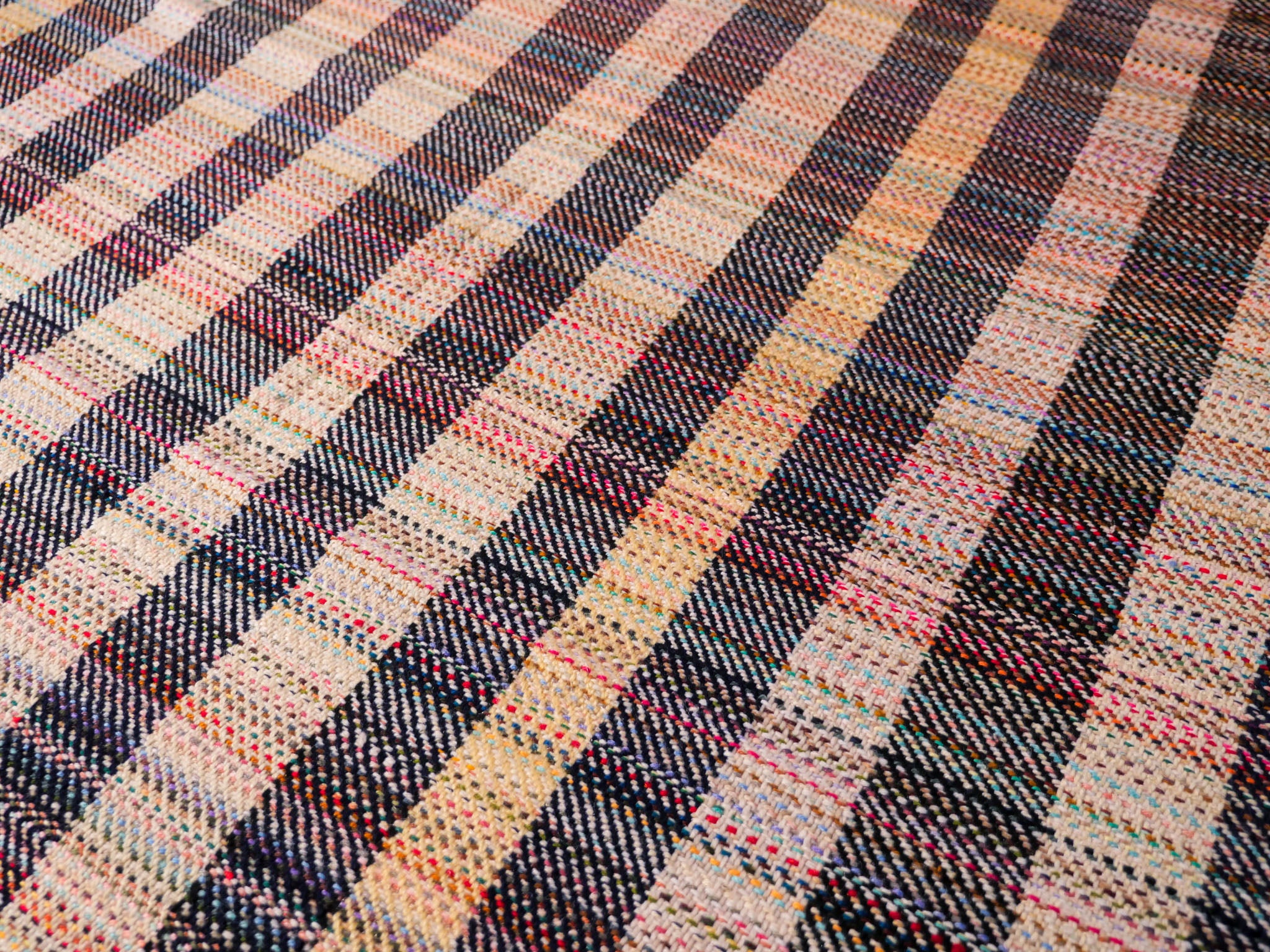 Plaid en laine recyclé tissé main.