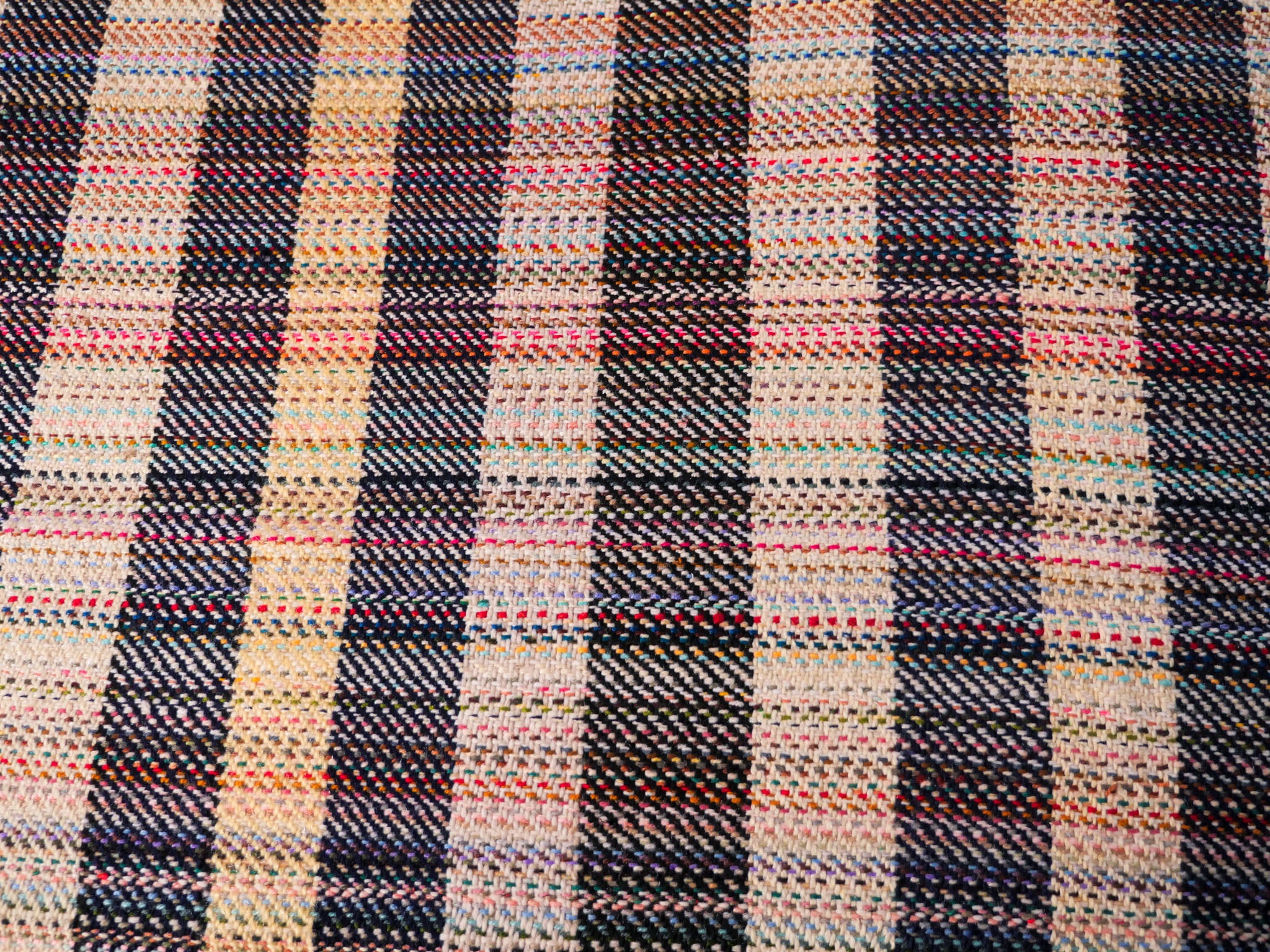 Plaid en laine recyclé tissé main.