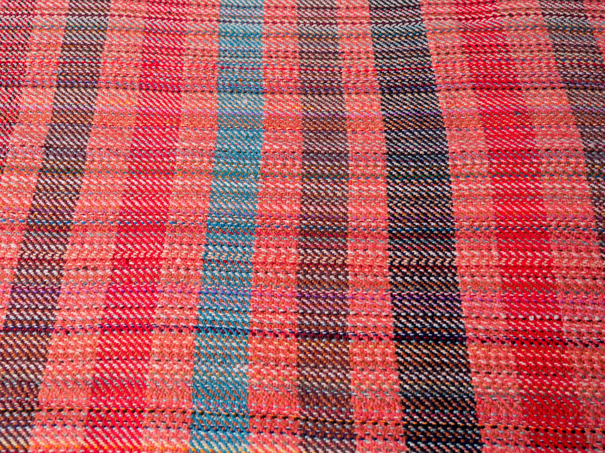Plaid en laine recyclé tissé main.
