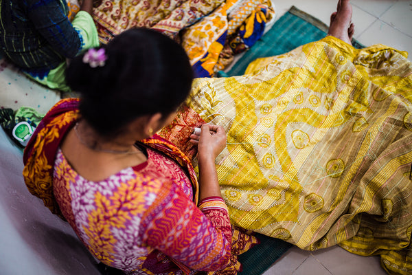 Kantha coussin contemporain blue, brodé main