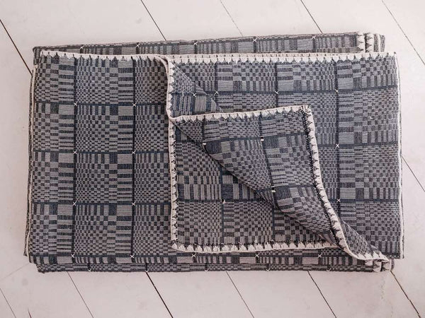 Binakul textile, couverture, tissé main au Philippines. Hand loomed textile from the Philippines.