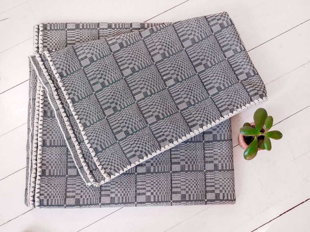 Binakul textile, couverture, tissé main au Philippines. Hand loomed textile from the Philippines.