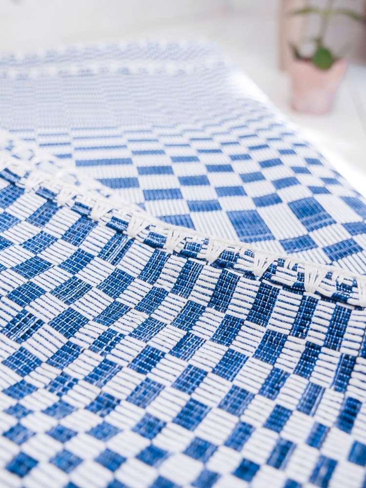 Binakul textile, couverture, tissé main au Philippines. Hand loomed textile from the Philippines.