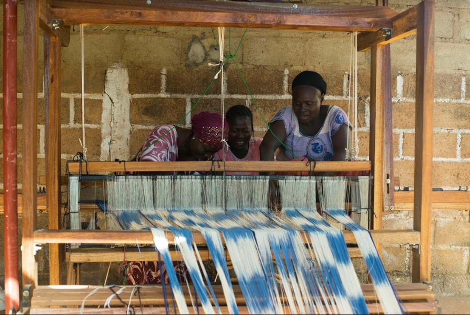 Tissage de Faso Dan Fani coton pour Afrika Tiss a Ouagadougou