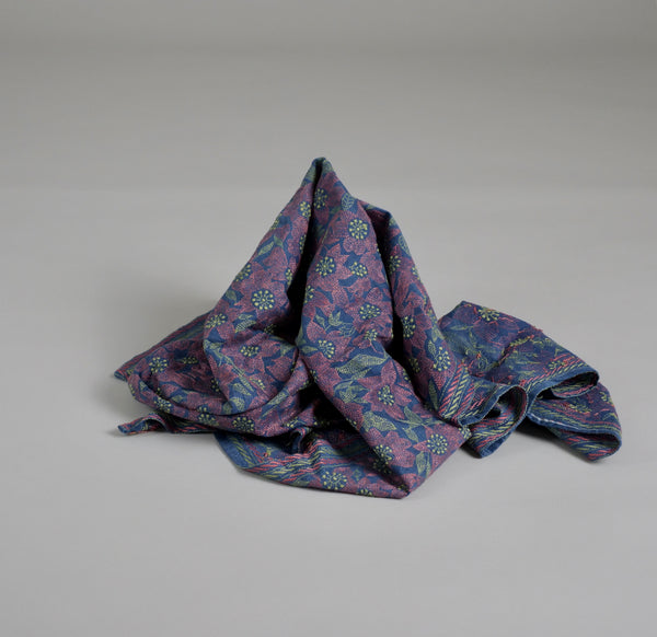 Kantha Indigo, châle brodé main, fleurs grimpantes