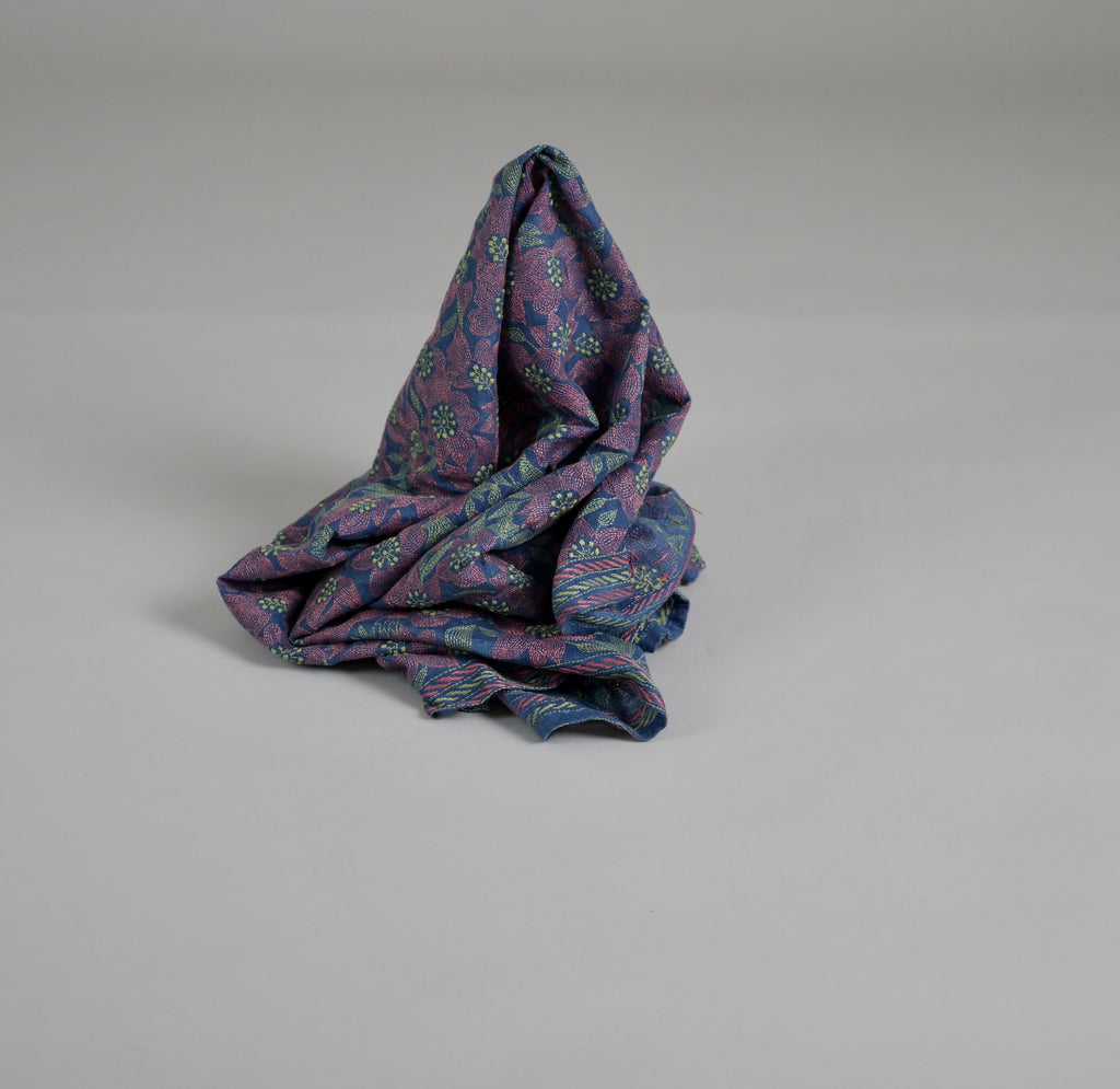Kantha Indigo, châle brodé main, fleurs grimpantes