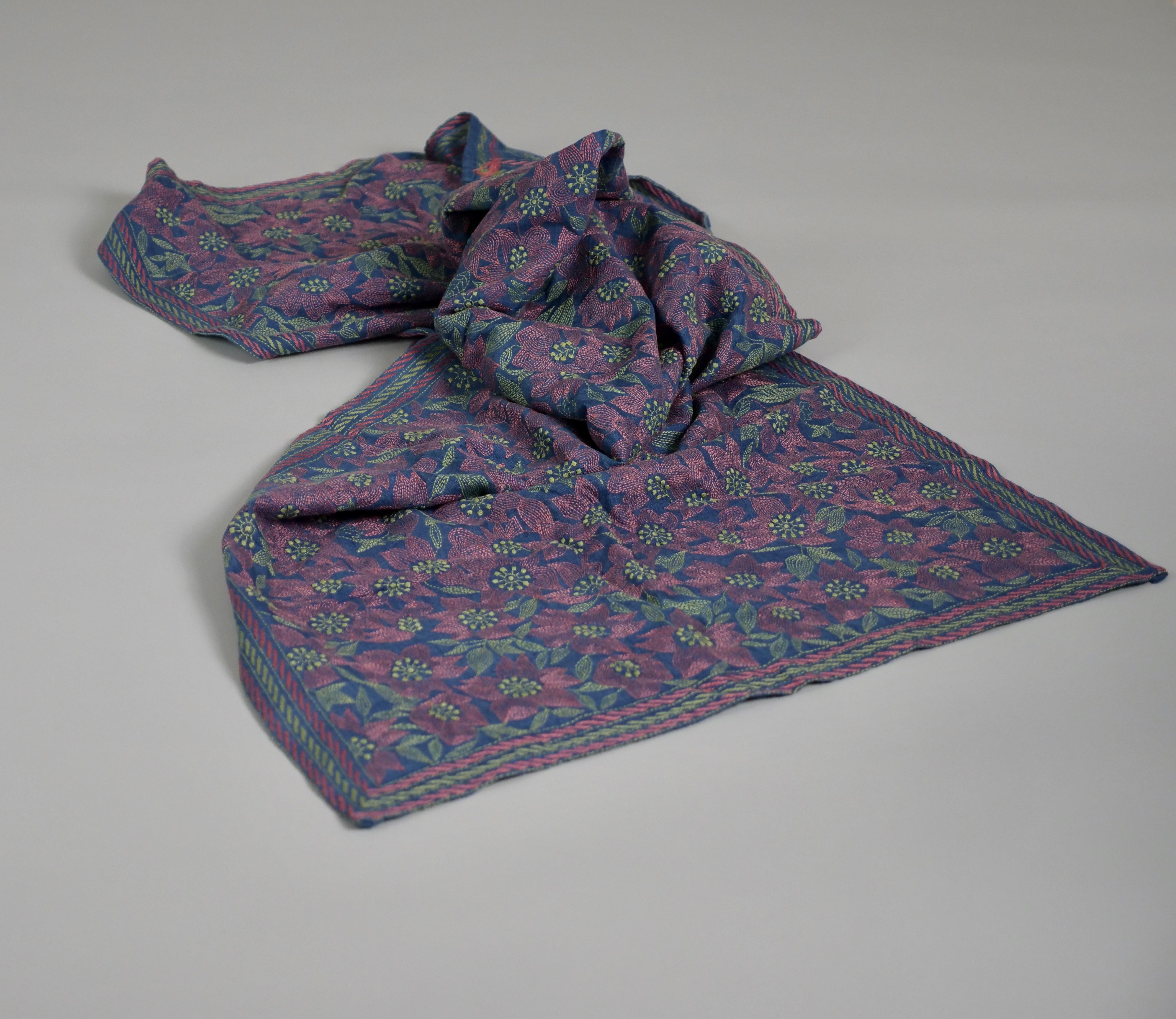 Kantha Indigo, châle brodé main, fleurs grimpantes Image secondaire du produit