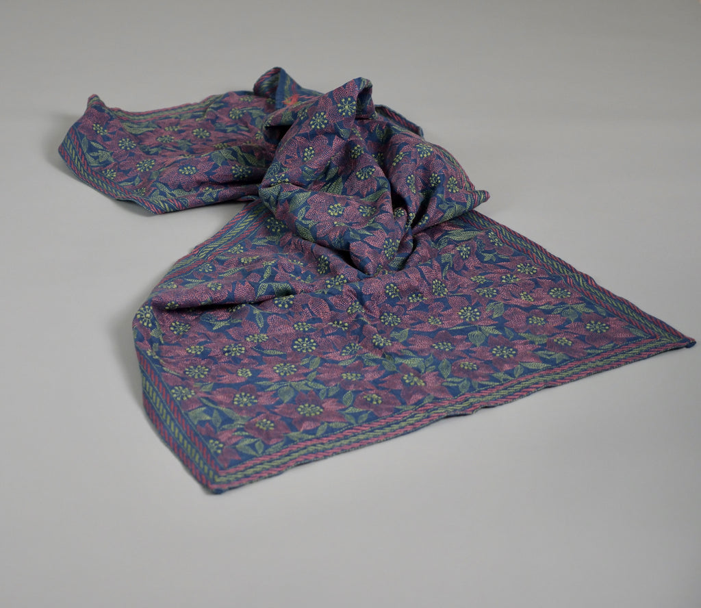 Kantha Indigo, châle brodé main, fleurs grimpantes