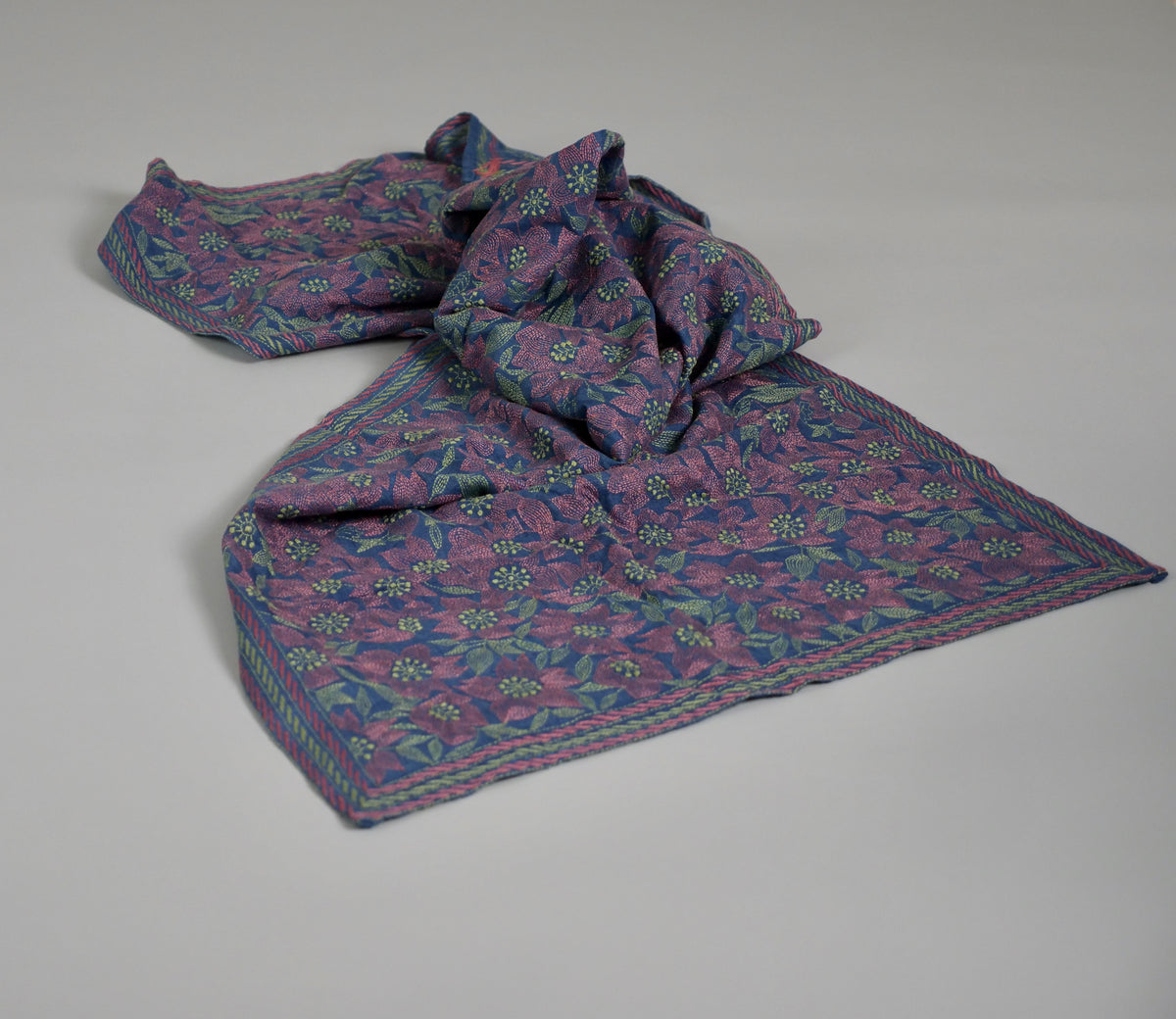 Kantha Indigo, châle brodé main, fleurs grimpantes