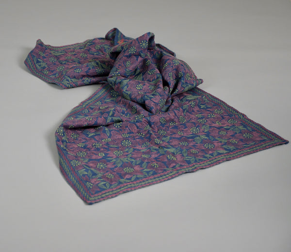 Kantha Indigo, châle brodé main, fleurs grimpantes
