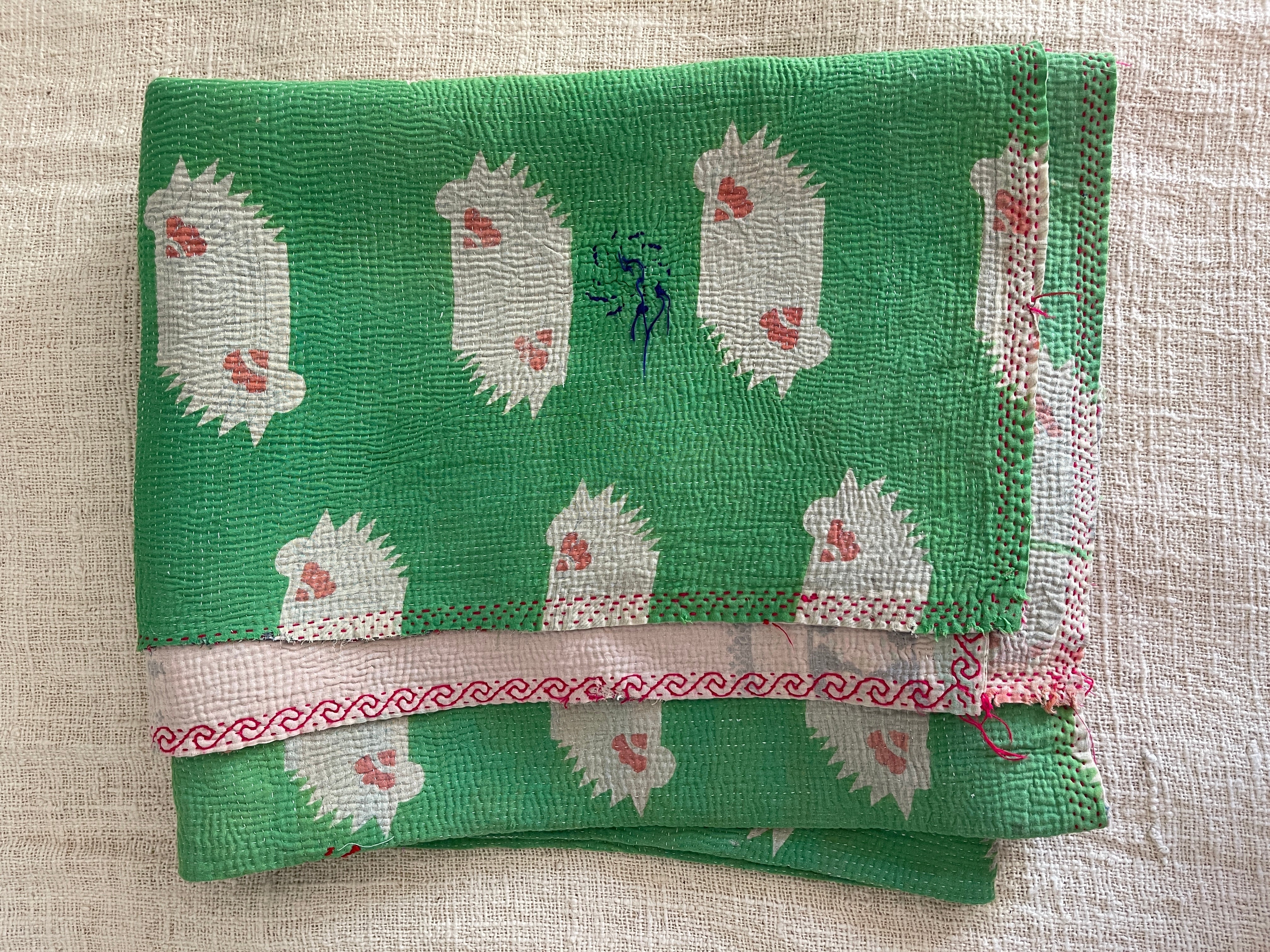Vintage Kantha couvre lit, vert et rose avec broderie