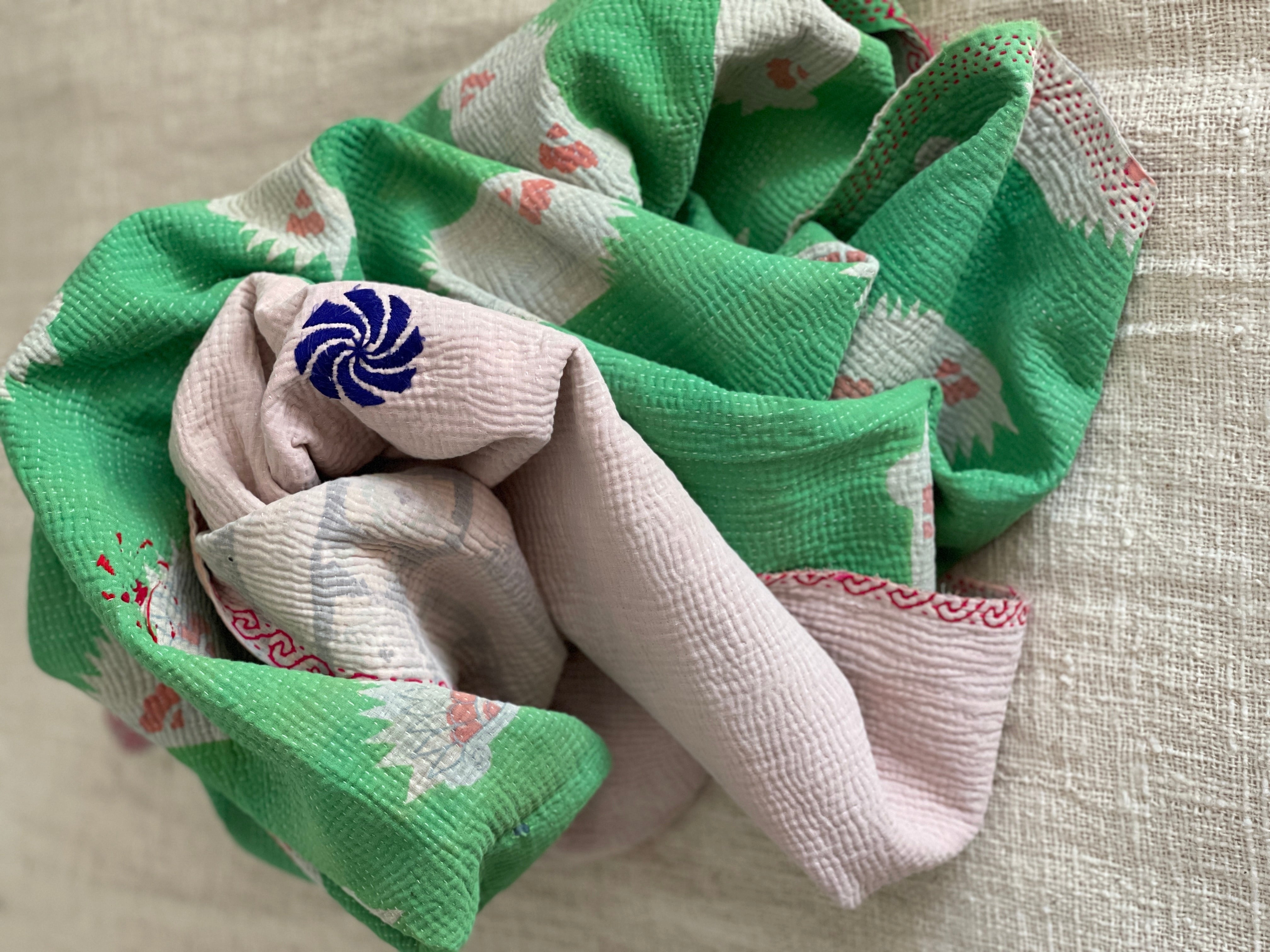 Vintage Kantha couvre lit, vert et rose avec broderie