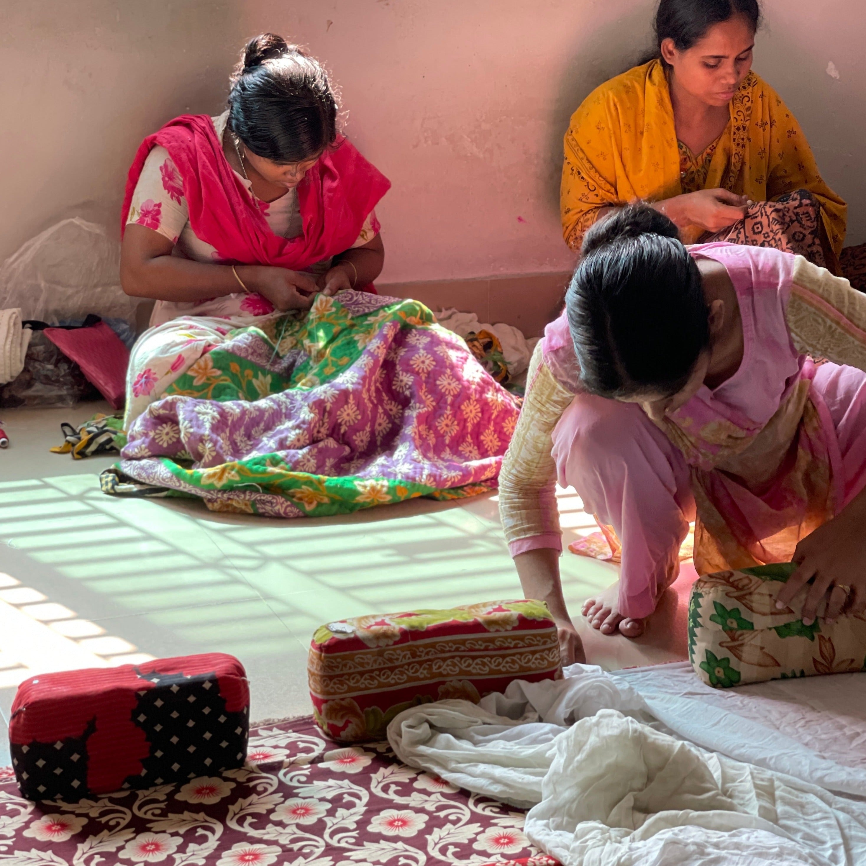 Femmes artisans en train de fabriquer des kanthas