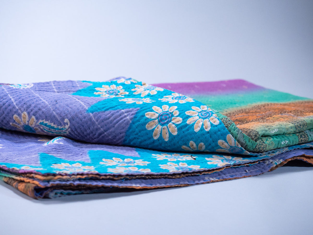 Couvre lit Kantha. Bed spread made with recycled vintage saris. Handmade.