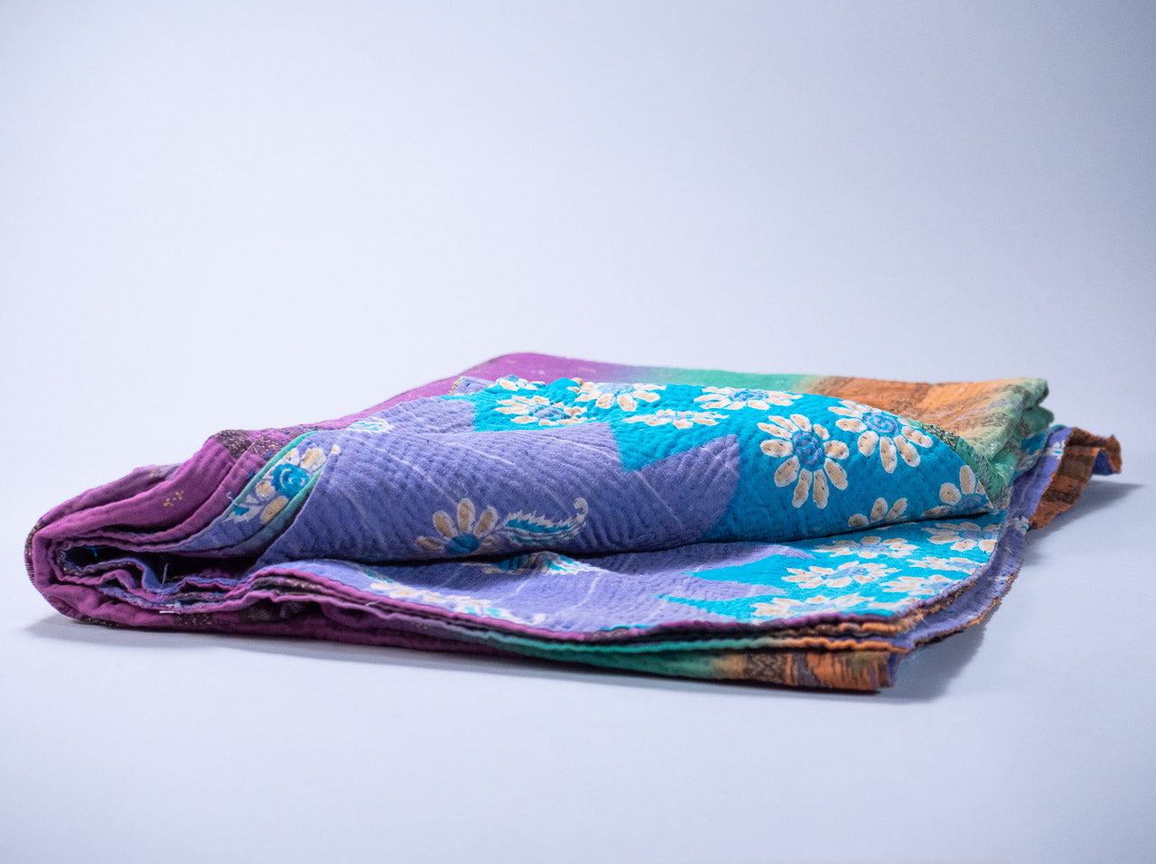 Couvre lit Kantha. Bed spread made with recycled vintage saris. Handmade.