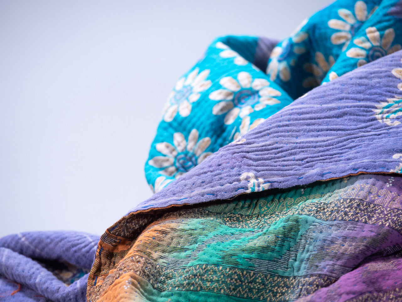 Couvre lit Kantha. Bed spread made with recycled vintage saris. Handmade.