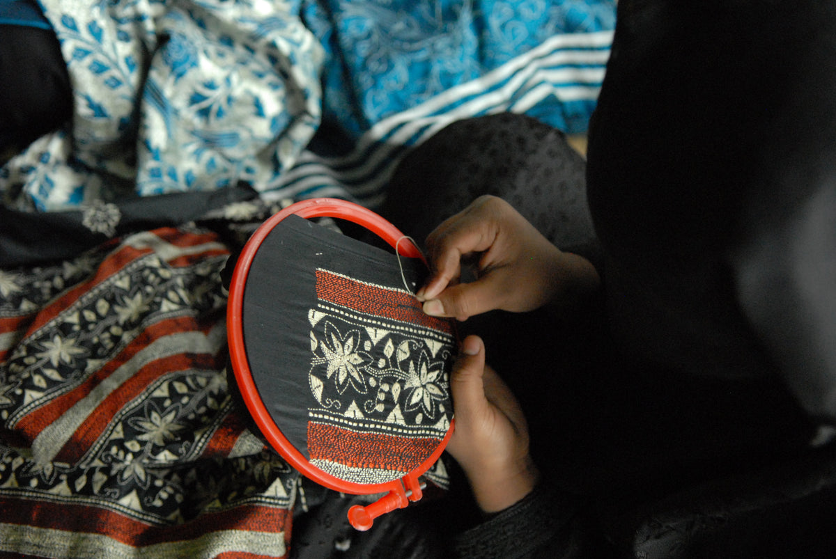 Kantha Indigo, châle brodé main, fleurs grimpantes
