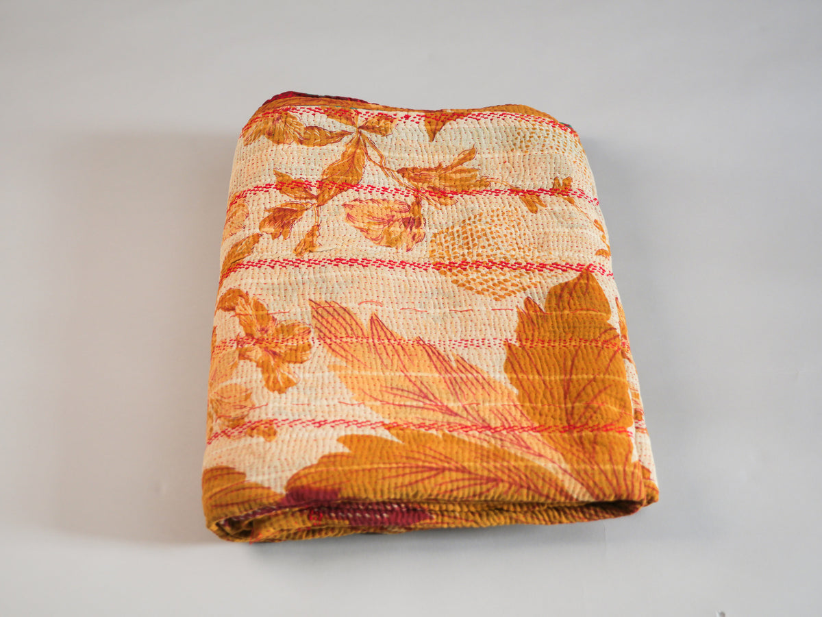 Kantha couvre lit en sari recyclé Image principale du produit