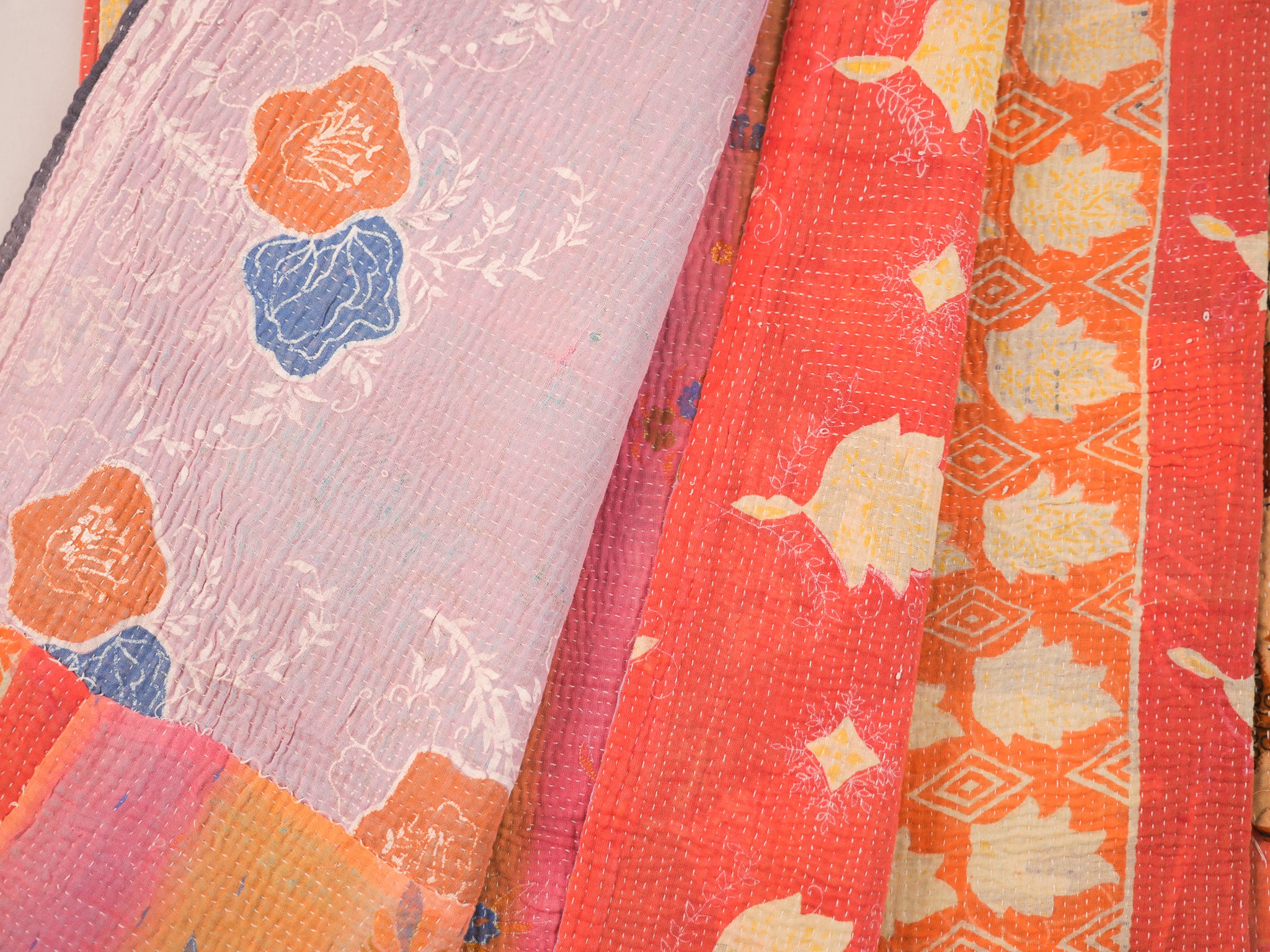 Couvre-lit kantha vintage.  Artisanat millénaire de récupération de textiles usés Le mot Kantha vient du sanscrit "Kontha" qui signifie "chiffons". Les paysannes du West Bengale assemblent plusieurs couches de vêtements usés, le plus souvent des Saris, qu'elles brodent au point pour en faire des couvertures ou des couvres-lit. 