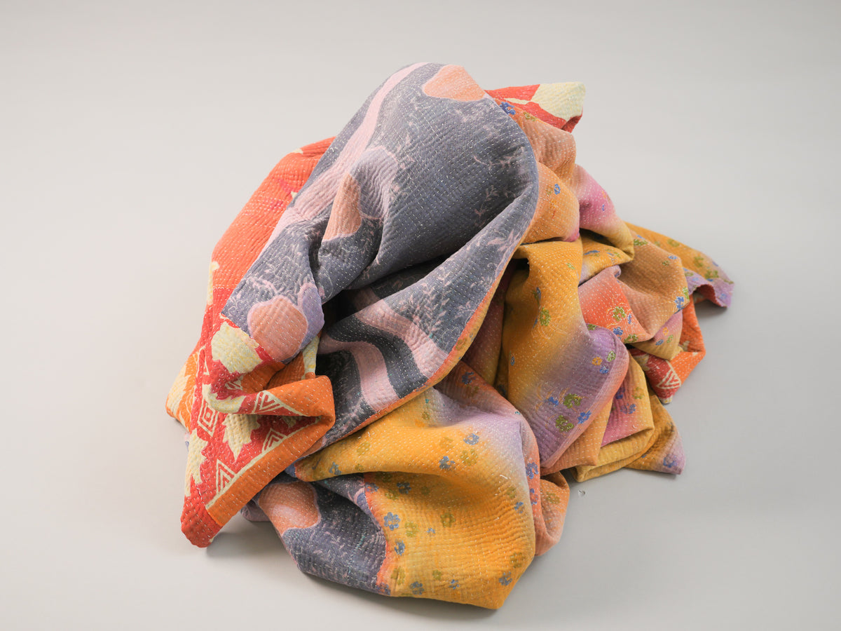 Couvre-lit kantha vintage.  Artisanat millénaire de récupération de textiles usés Le mot Kantha vient du sanscrit "Kontha" qui signifie "chiffons". Les paysannes du West Bengale assemblent plusieurs couches de vêtements usés, le plus souvent des Saris, qu'elles brodent au point pour en faire des couvertures ou des couvres-lit. 