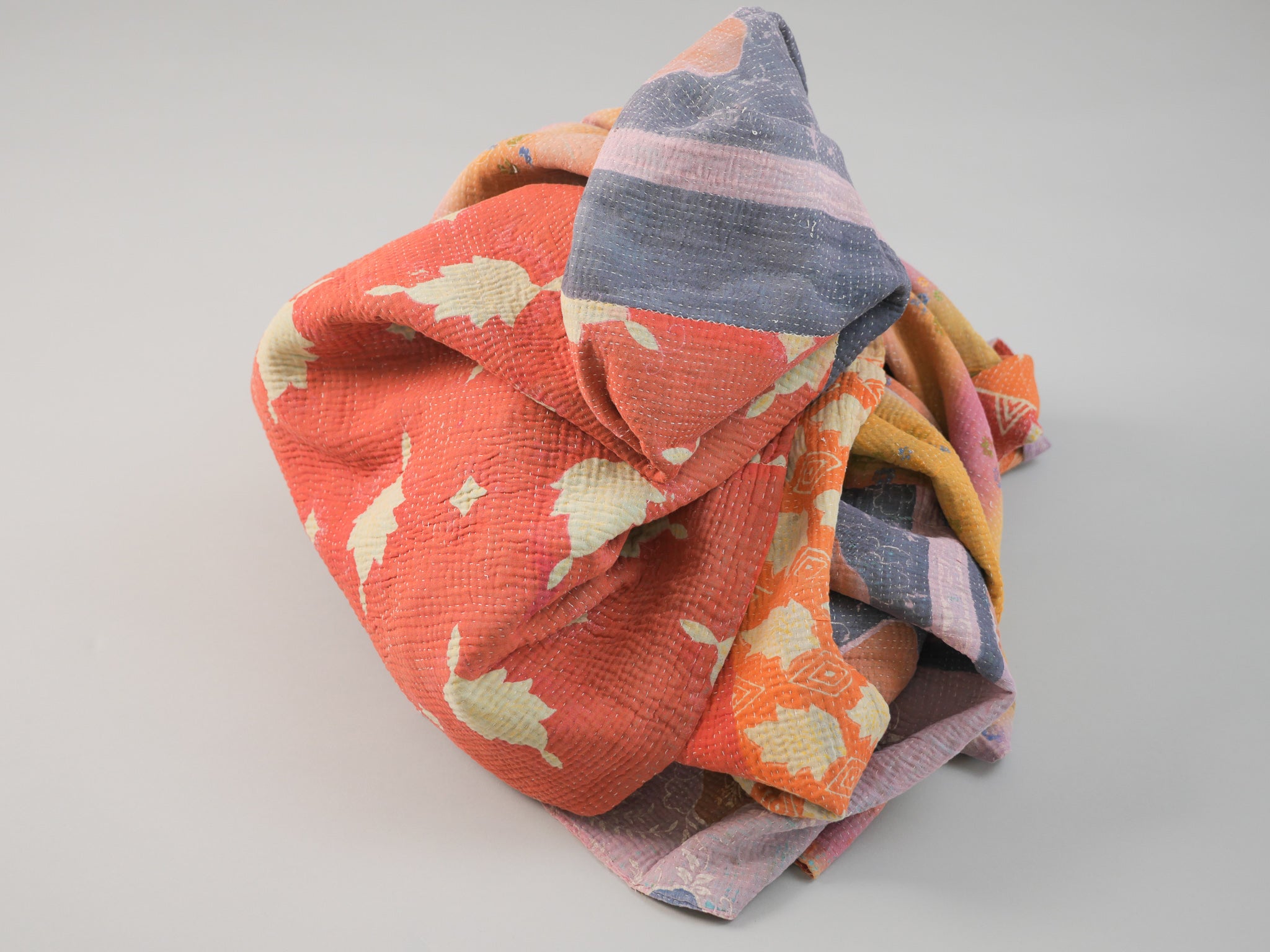 Couvre-lit kantha vintage.  Artisanat millénaire de récupération de textiles usés Le mot Kantha vient du sanscrit "Kontha" qui signifie "chiffons". Les paysannes du West Bengale assemblent plusieurs couches de vêtements usés, le plus souvent des Saris, qu'elles brodent au point pour en faire des couvertures ou des couvres-lit. 