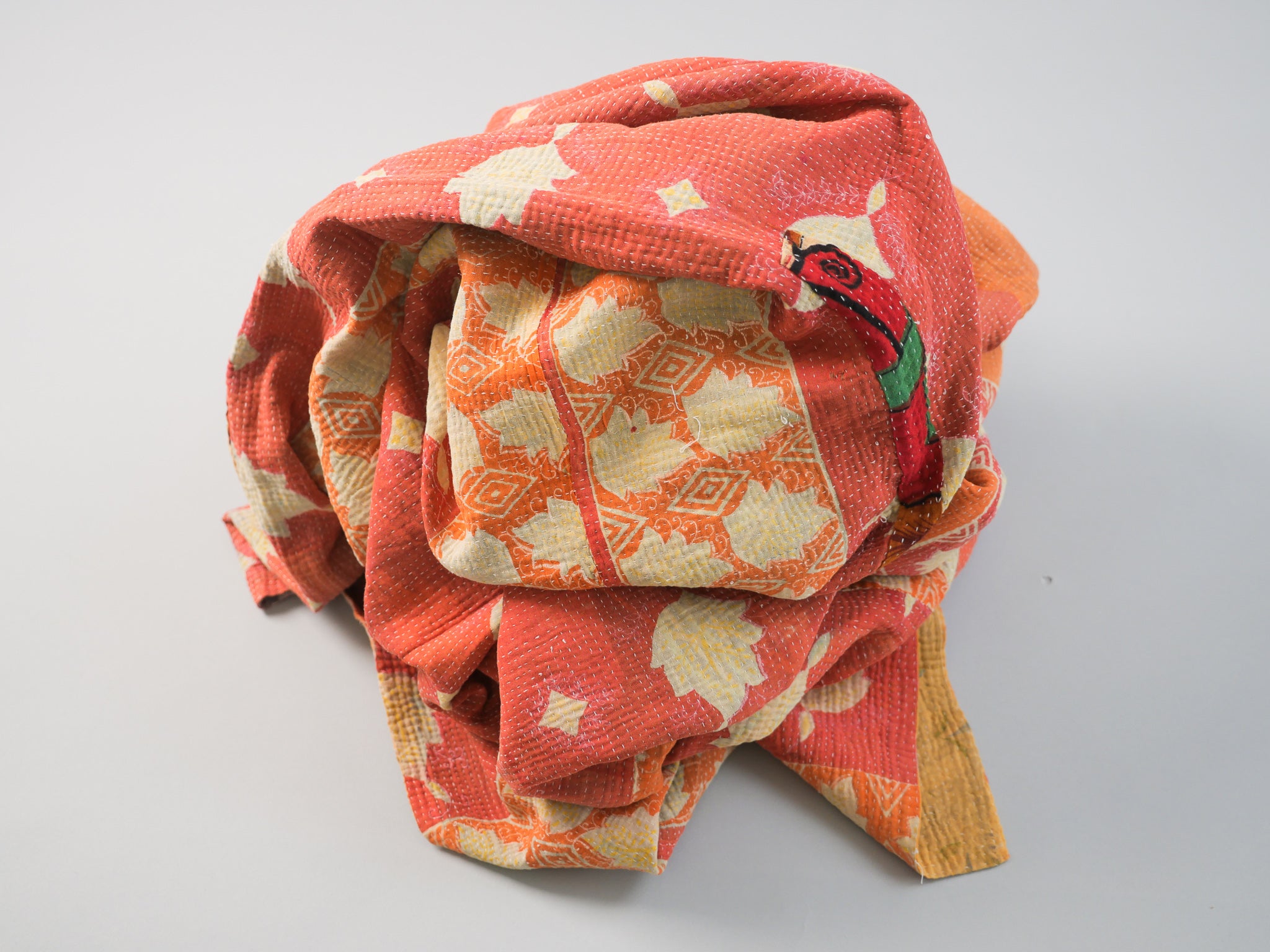 Couvre-lit kantha vintage.  Artisanat millénaire de récupération de textiles usés Le mot Kantha vient du sanscrit "Kontha" qui signifie "chiffons". Les paysannes du West Bengale assemblent plusieurs couches de vêtements usés, le plus souvent des Saris, qu'elles brodent au point pour en faire des couvertures ou des couvres-lit. 