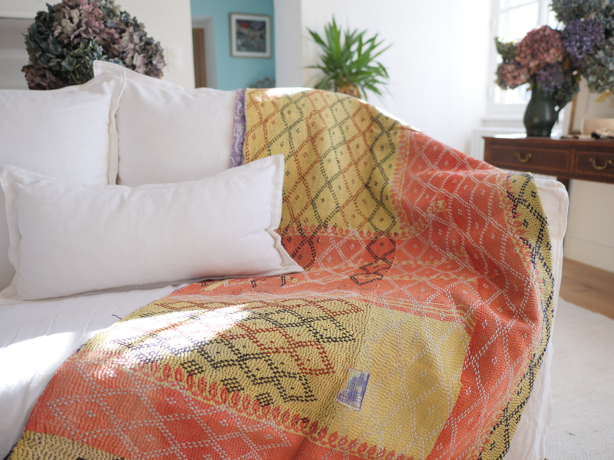 Kantha couvre lit, brodé main.  Image principale du produit