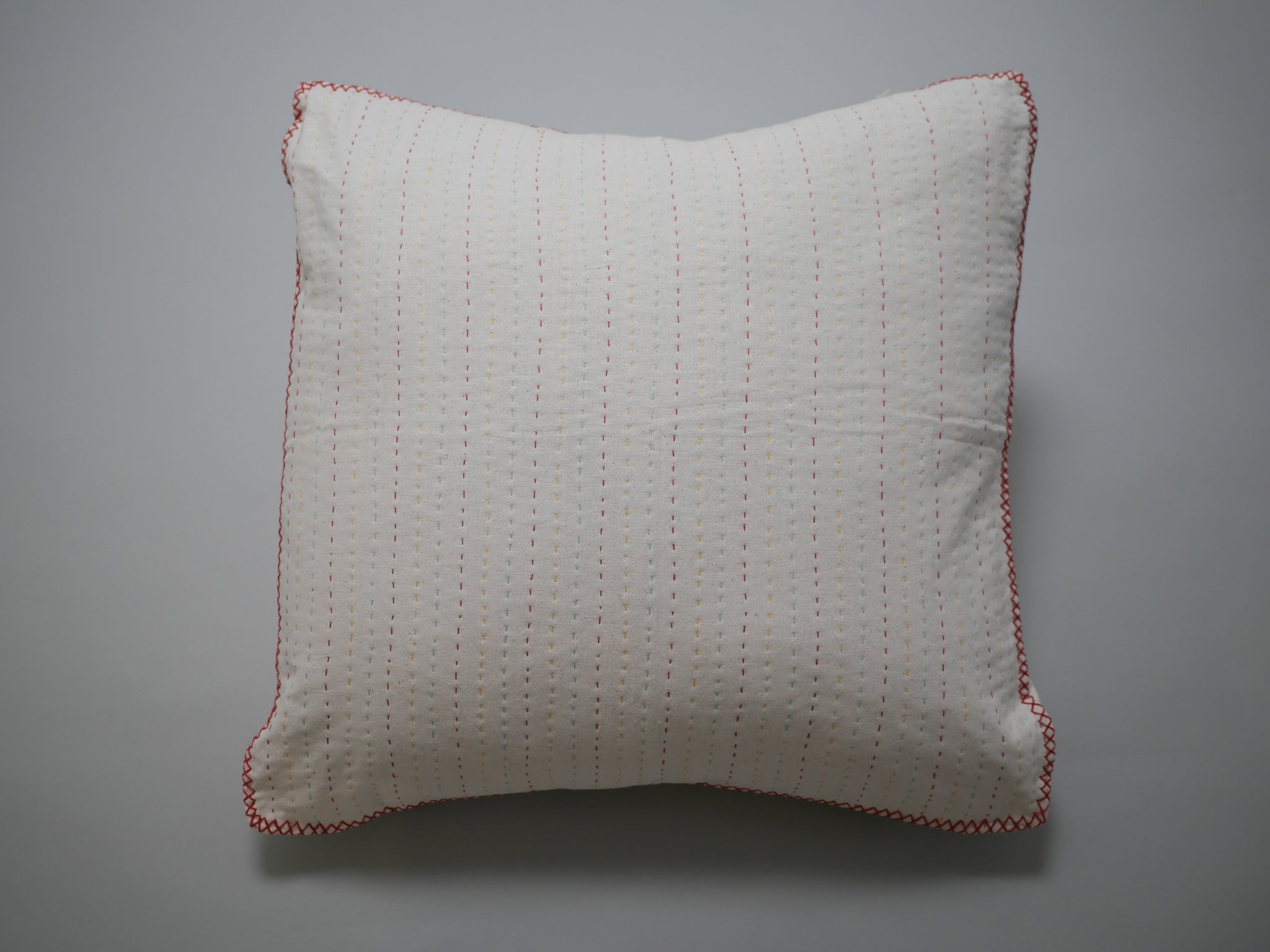 Kantha coussin contemporain red, brodé main Image secondaire du produit